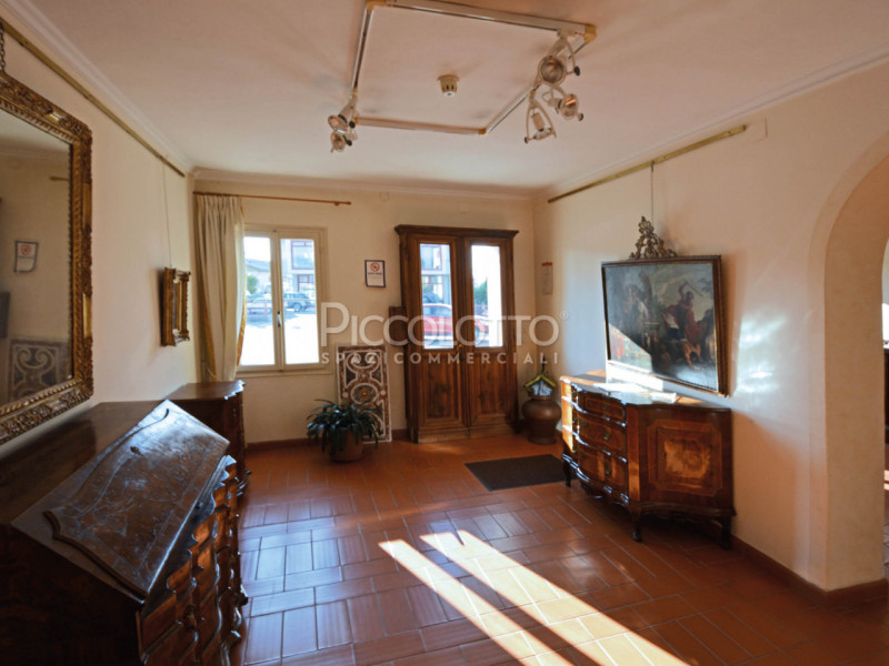 Rif. V3693 - Onè di Fonte, in strategica posizione centrale fronte strada SP 248, fabbricato ad u...