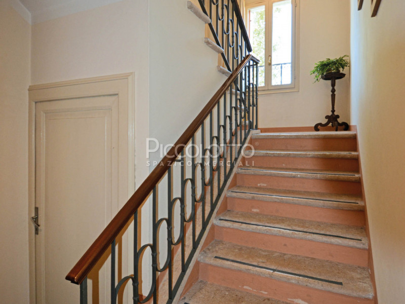 Rif. V3693 - Onè di Fonte, in strategica posizione centrale fronte strada SP 248, fabbricato ad u...