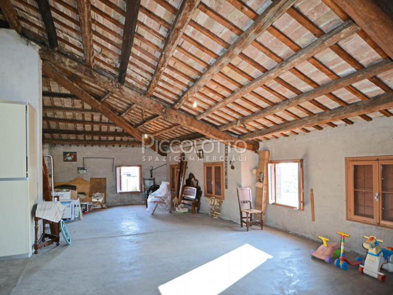 Rif. V3693 - Onè di Fonte, in strategica posizione centrale fronte strada SP 248, fabbricato ad u...