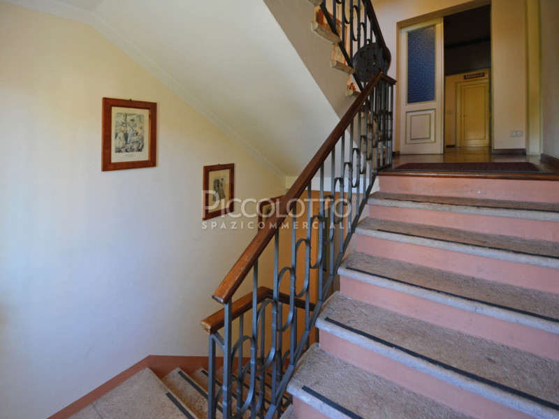 Rif. V3693 - Onè di Fonte, in strategica posizione centrale fronte strada SP 248, fabbricato ad u...