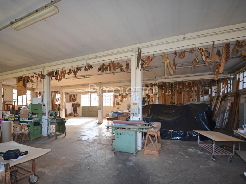 Rif. V3693 - Onè di Fonte, in strategica posizione centrale fronte strada SP 248, fabbricato ad u...