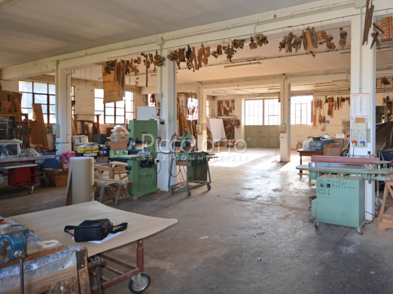 Rif. V3693 - Onè di Fonte, in strategica posizione centrale fronte strada SP 248, fabbricato ad u...