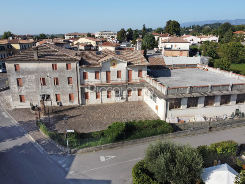 Rif. V3693 - Onè di Fonte, in strategica posizione centrale fronte strada SP 248, fabbricato ad u...