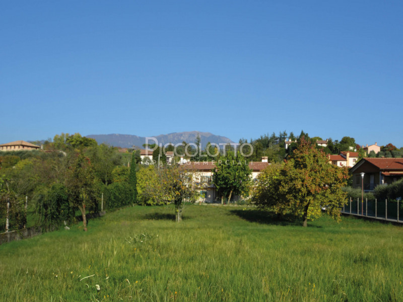 Rif. V3693 - Onè di Fonte, in strategica posizione centrale fronte strada SP 248, fabbricato ad u...