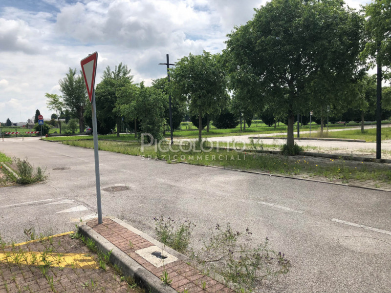 Rif. V877 - Caerano di San Marco, area a destinazione commerciale di circa mq. 15.800 in vendita....