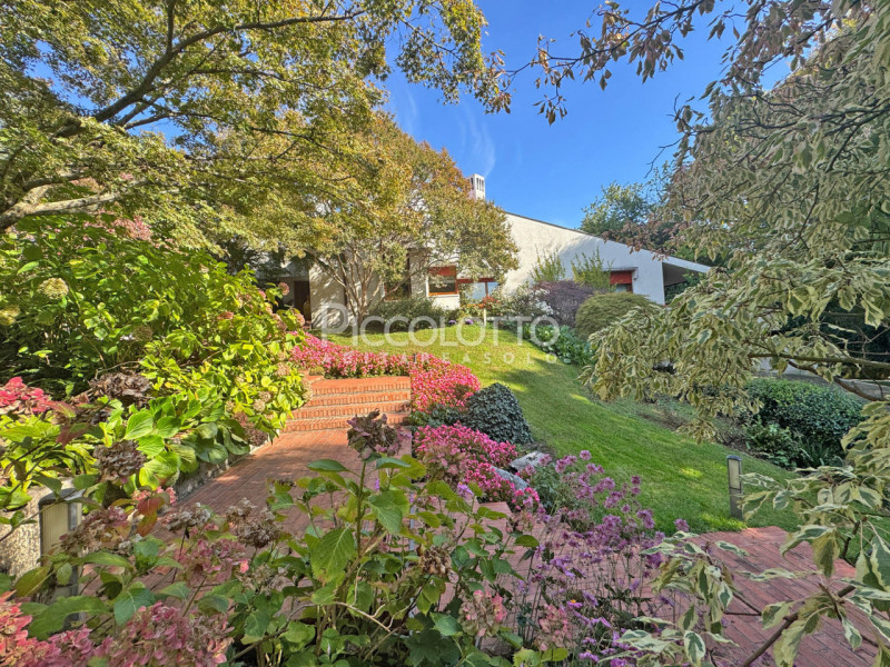 Rif. V3418 - Montebelluna, splendida villa in prestigioso contesto collinare a breve distanza dal...