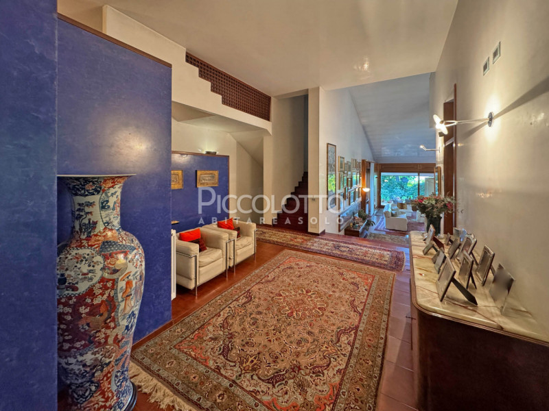 Rif. V3418 - Montebelluna, splendida villa in prestigioso contesto collinare a breve distanza dal...