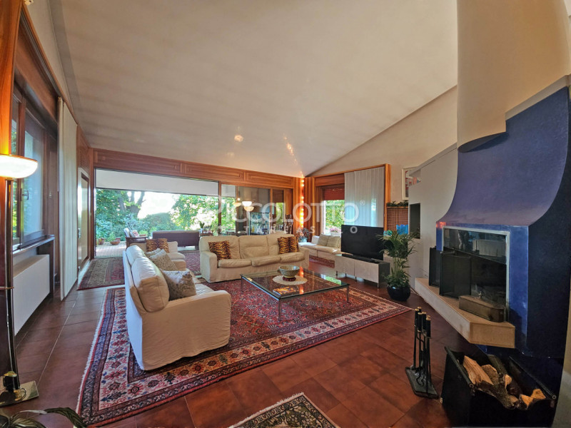 Rif. V3418 - Montebelluna, splendida villa in prestigioso contesto collinare a breve distanza dal...