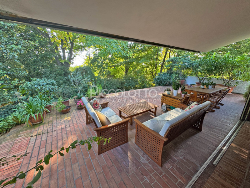 Rif. V3418 - Montebelluna, splendida villa in prestigioso contesto collinare a breve distanza dal...