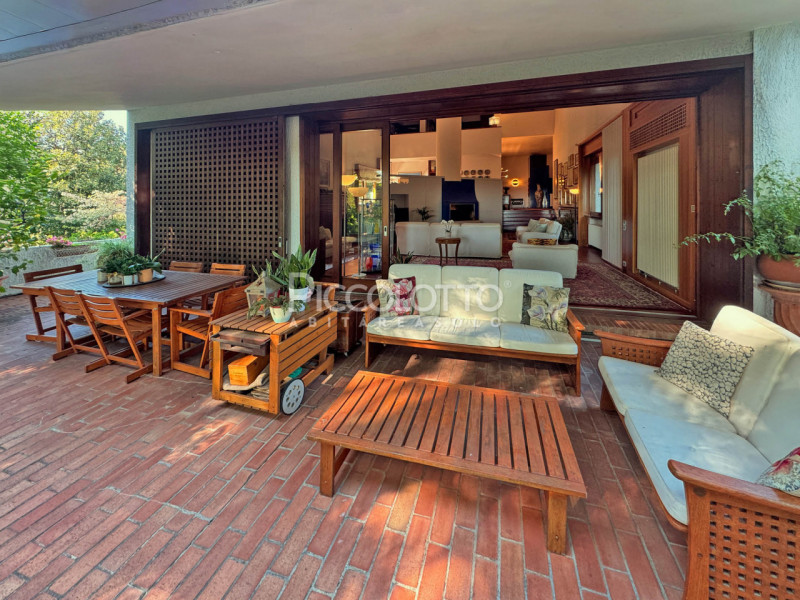 Rif. V3418 - Montebelluna, splendida villa in prestigioso contesto collinare a breve distanza dal...