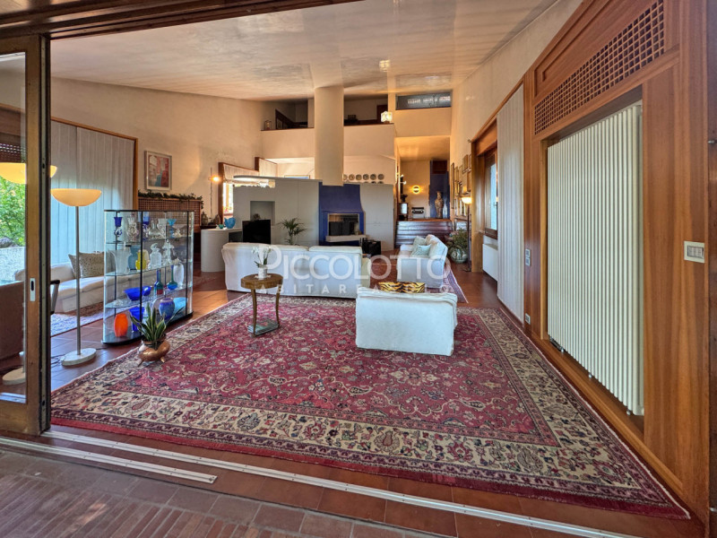 Rif. V3418 - Montebelluna, splendida villa in prestigioso contesto collinare a breve distanza dal...