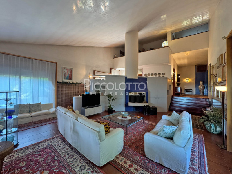 Rif. V3418 - Montebelluna, splendida villa in prestigioso contesto collinare a breve distanza dal...