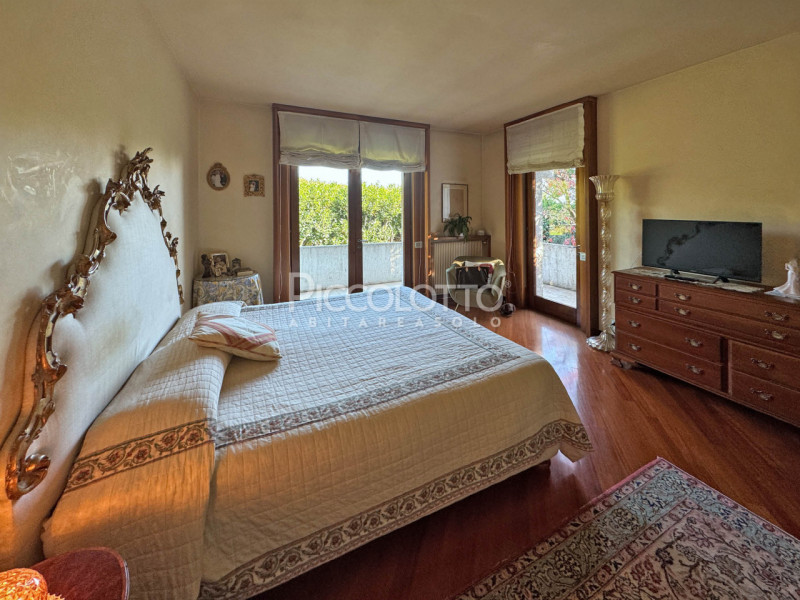 Rif. V3418 - Montebelluna, splendida villa in prestigioso contesto collinare a breve distanza dal...