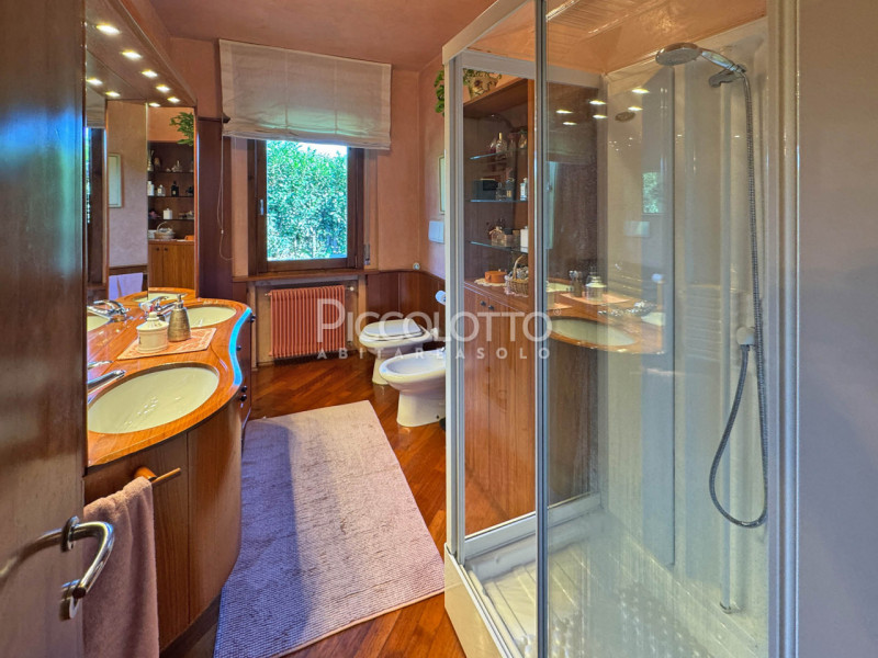 Rif. V3418 - Montebelluna, splendida villa in prestigioso contesto collinare a breve distanza dal...