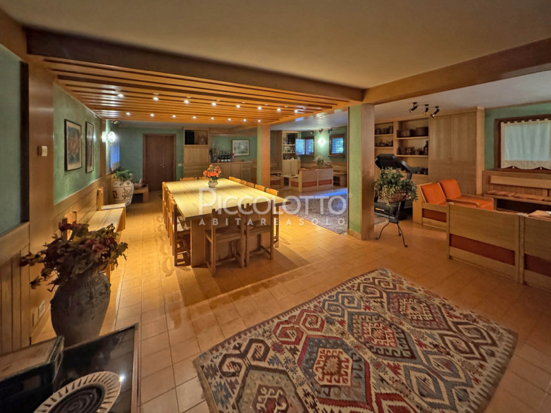 Rif. V3418 - Montebelluna, splendida villa in prestigioso contesto collinare a breve distanza dal...