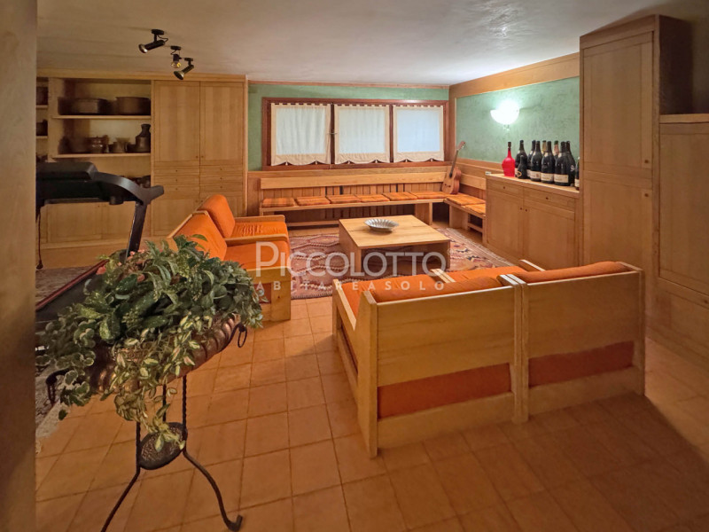 Rif. V3418 - Montebelluna, splendida villa in prestigioso contesto collinare a breve distanza dal...