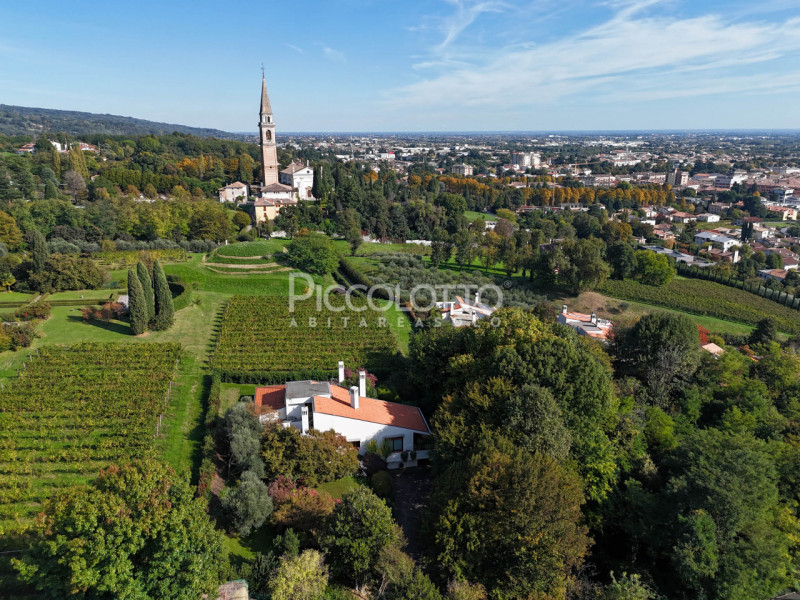 Rif. V3418 - Montebelluna, splendida villa in prestigioso contesto collinare a breve distanza dal...