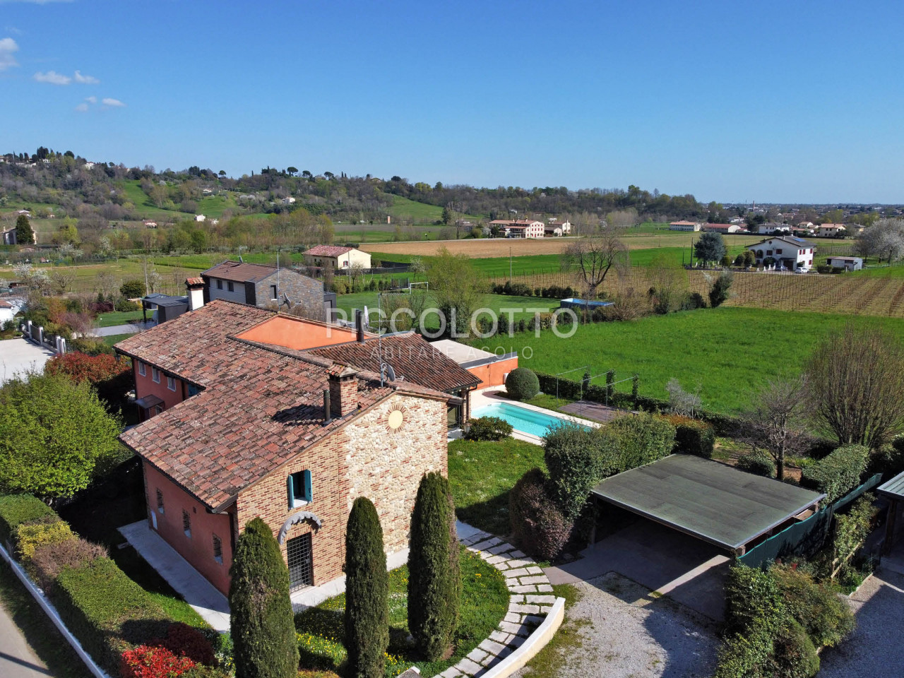 Pagnano d'Asolo - Villa in stile rustico con piscina