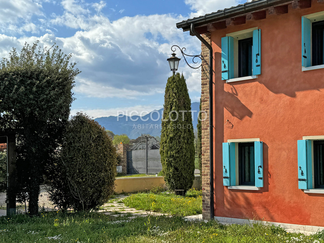 Pagnano d'Asolo - Villa in stile rustico con piscina