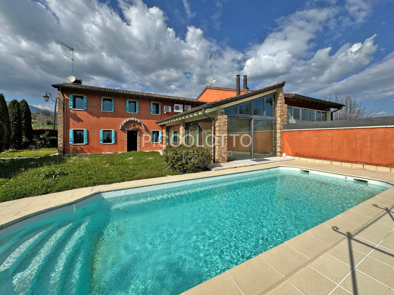 Pagnano d'Asolo - Villa in stile rustico con piscina
