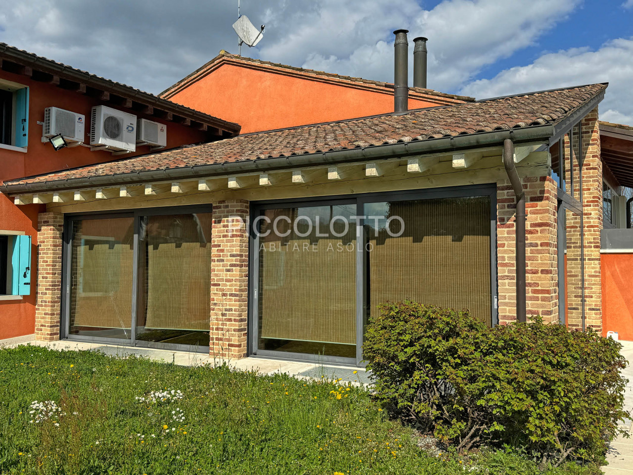 Pagnano d'Asolo - Villa in stile rustico con piscina
