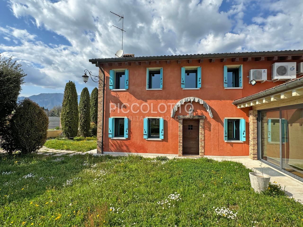 Pagnano d'Asolo - Villa in stile rustico con piscina
