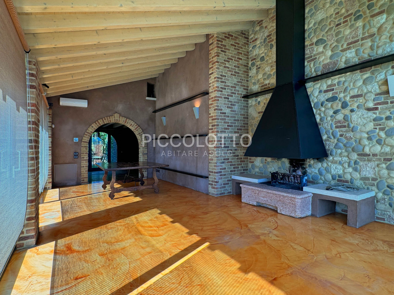 Pagnano d'Asolo - Villa in stile rustico con piscina