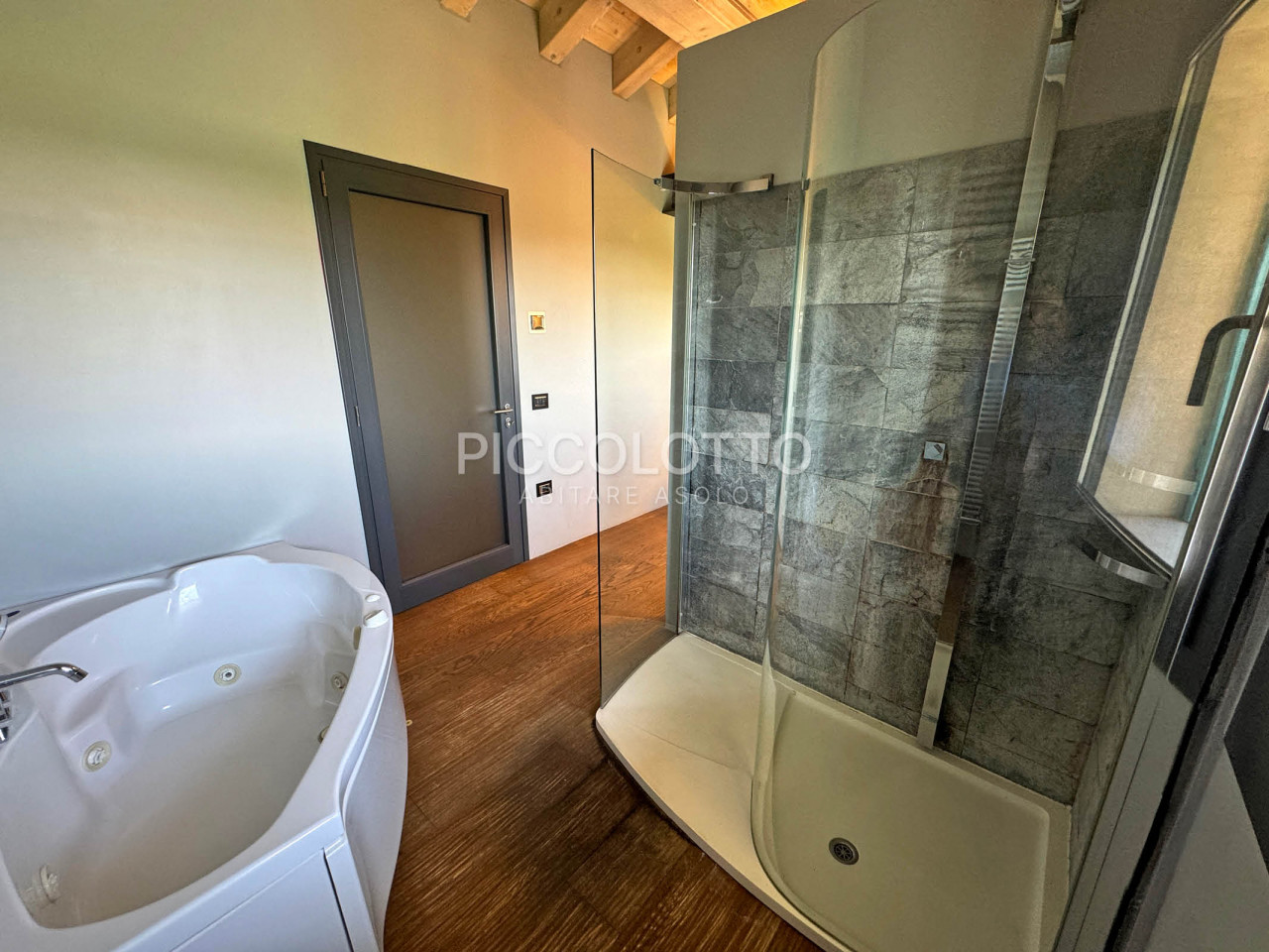 Pagnano d'Asolo - Villa in stile rustico con piscina
