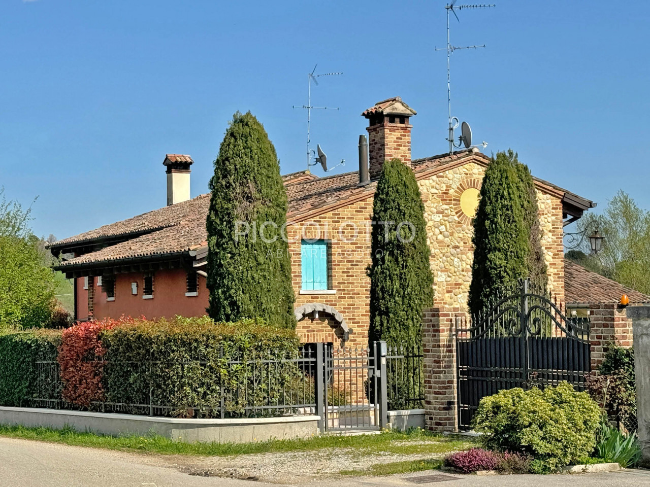 Pagnano d'Asolo - Villa in stile rustico con piscina
