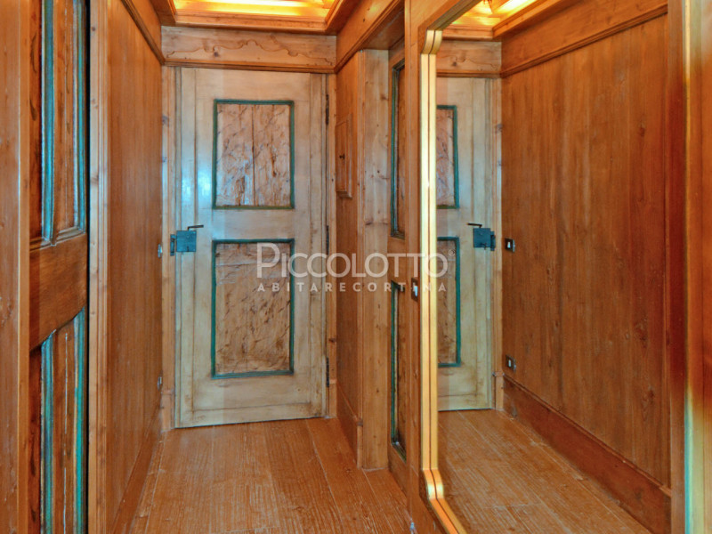 Rif. A2189 - Abitazione ricavata dall'accurato restauro di un antico fienile ampezzano, a pochi m...