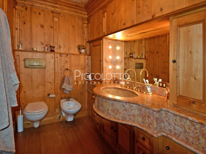 Rif. A2189 - Abitazione ricavata dall'accurato restauro di un antico fienile ampezzano, a pochi m...