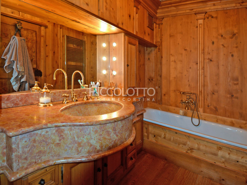 Rif. A2189 - Abitazione ricavata dall'accurato restauro di un antico fienile ampezzano, a pochi m...