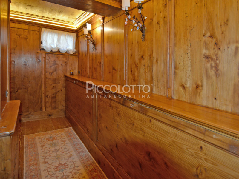 Rif. A2189 - Abitazione ricavata dall'accurato restauro di un antico fienile ampezzano, a pochi m...