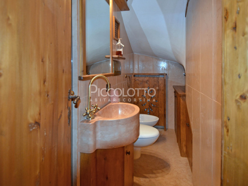 Rif. A2189 - Abitazione ricavata dall'accurato restauro di un antico fienile ampezzano, a pochi m...