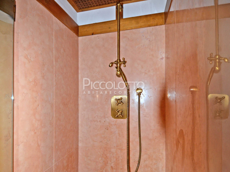 Rif. A2189 - Abitazione ricavata dall'accurato restauro di un antico fienile ampezzano, a pochi m...