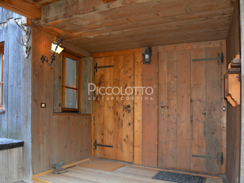 Rif. A2189 - Abitazione ricavata dall'accurato restauro di un antico fienile ampezzano, a pochi m...