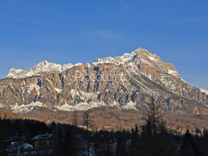 Rif. A2189 - Abitazione ricavata dall'accurato restauro di un antico fienile ampezzano, a pochi m...