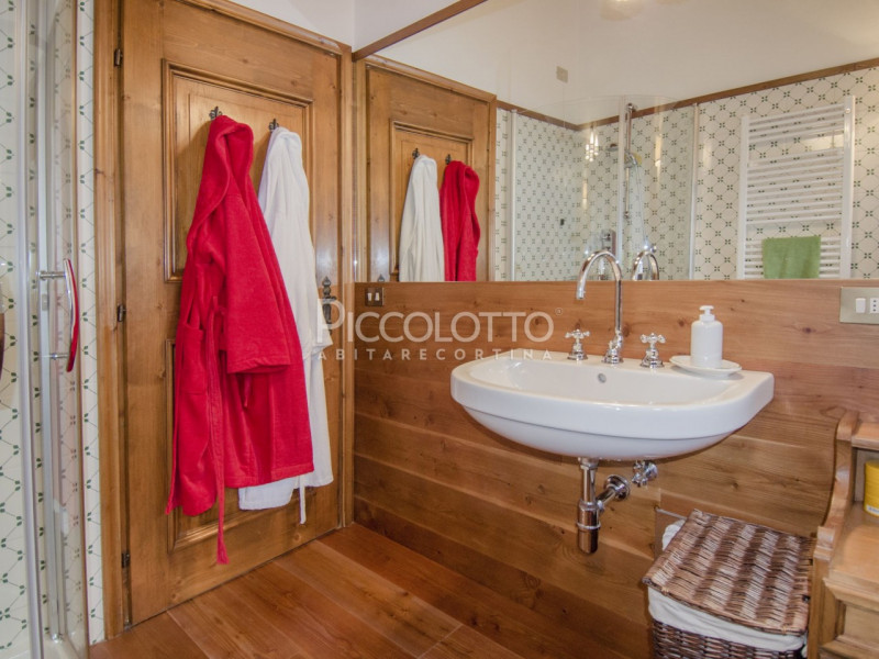 Rif. A583 - DISPONIBILE AGOSTO 2026 - 10 GENNAIO - PASQUA 2027

Cortina d'Ampezzo in zona adiacen...