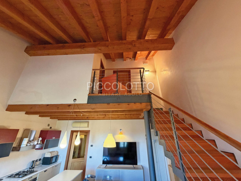 Rif. V2767 - Nel cuore di Asolo, "città dai cento orizzonti", raffinato appartamento duplex in ve...