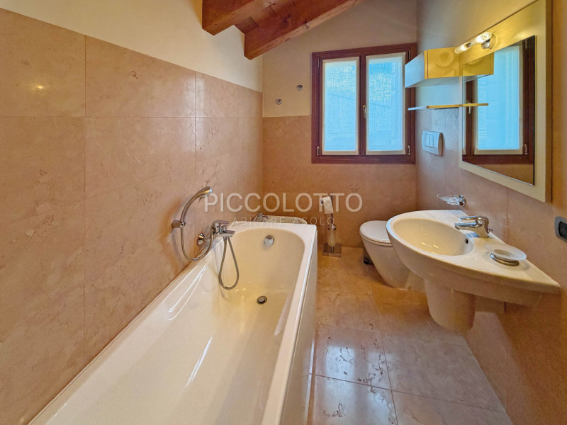 Rif. V2767 - Nel cuore di Asolo, "città dai cento orizzonti", raffinato appartamento duplex in ve...