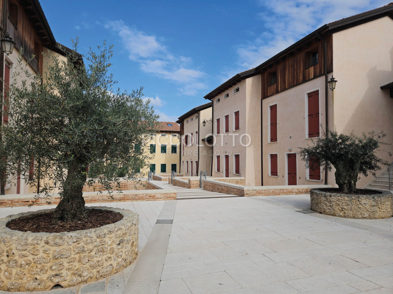 Rif. V2767 - Nel cuore di Asolo, "città dai cento orizzonti", raffinato appartamento duplex in ve...