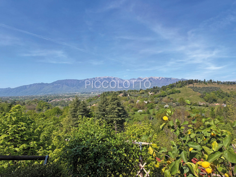 Rif. V2767 - Nel cuore di Asolo, "città dai cento orizzonti", raffinato appartamento duplex in ve...