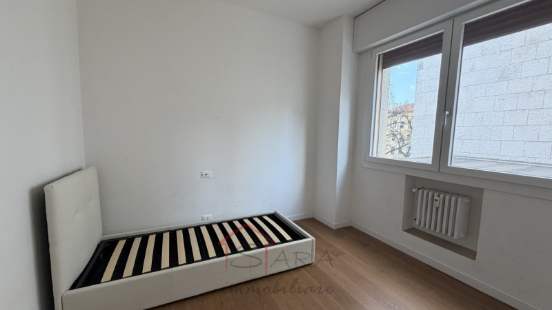 PADOVA - zona Largo Europa

Sara Immobiliare propone in locazione appartamento di 150 mq , sito a...