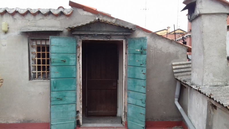 S. Croce, zona Tre Ponti, vendesi blocchetto di 100 mq su tre livelli con terrazza. Piano primo: ...