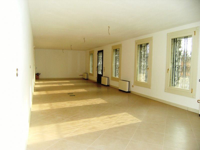 PRESTIGIOSO UFFICIO A PIANO TERRA di 90mq IN CENTRO STORICO A VICENZA - RIF. 6420
In contesto mol...