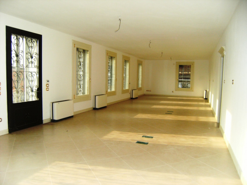 PRESTIGIOSO UFFICIO A PIANO TERRA di 90mq IN CENTRO STORICO A VICENZA - RIF. 6420
In contesto mol...