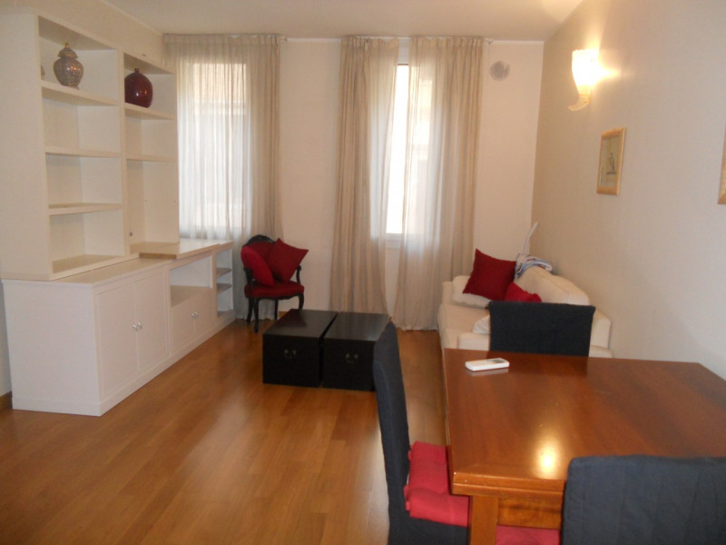 Nel cuore pulsante del Centro Storico di Padova, teatro Verdi, proponiamo in affitto un esclusivo...