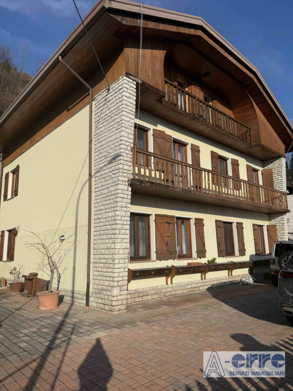 Ad Arsiè, in località Rivai, in una posizione panoramica e sempre soleggiata, proponiamo in vendi...