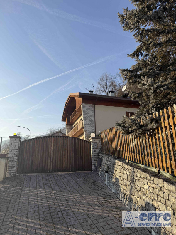 Ad Arsiè, in località Rivai, in una posizione panoramica e sempre soleggiata, proponiamo in vendi...