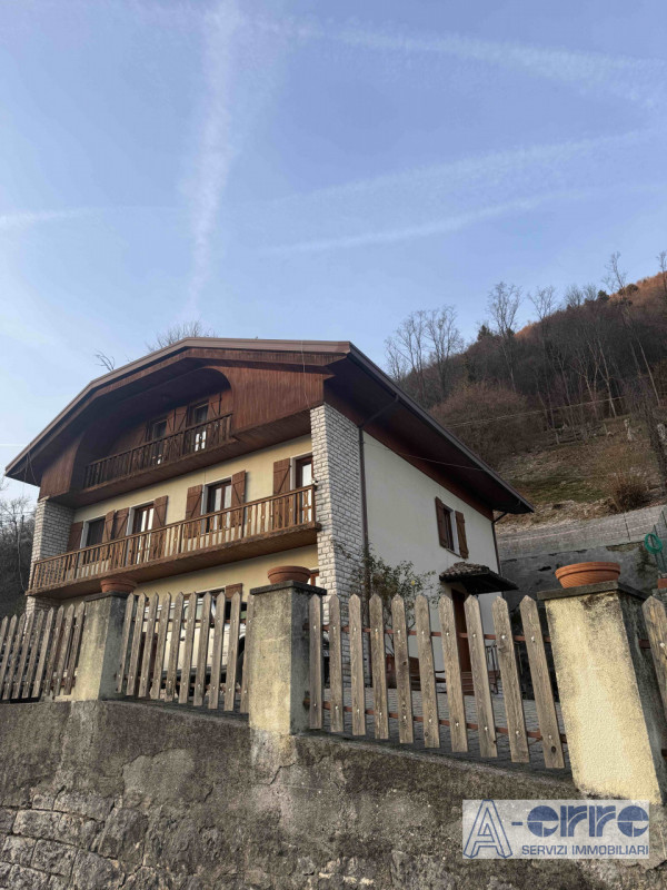 Ad Arsiè, in località Rivai, in una posizione panoramica e sempre soleggiata, proponiamo in vendi...